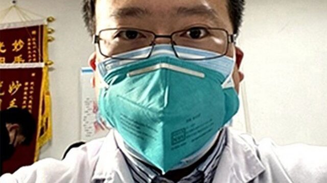 В Китае умер врач Ли Вэньлян. Он предупреждал о коронавирусе, а полиция обвинила его в распространении слухов