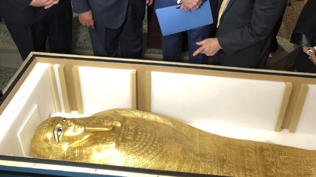 Музей Метрополитен в Нью-Йорке вернет Египту позолоченный гроб, который украли из древнего захоронения
