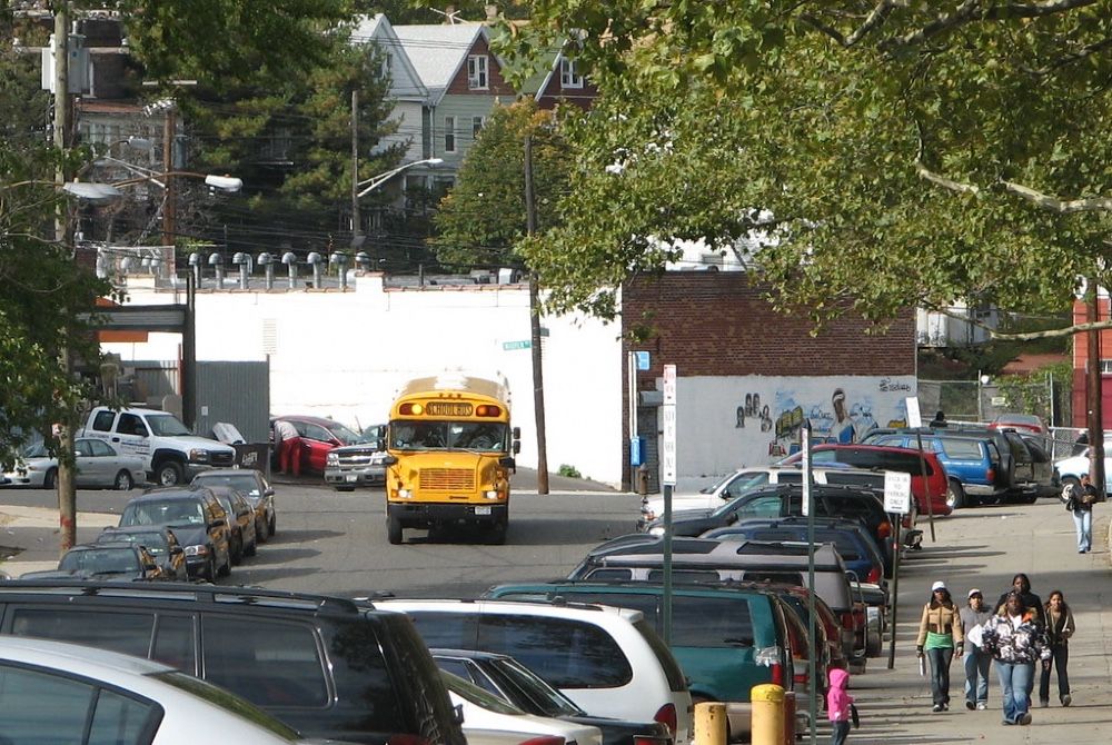 В Нью-Йорке троим подросткам предъявили обвинения в подготовке взрыва в школе