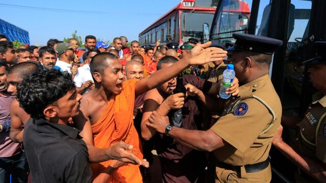 На Шри-Ланке ввели чрезвычайное положение из-за столкновений между буддистами и мусульманами