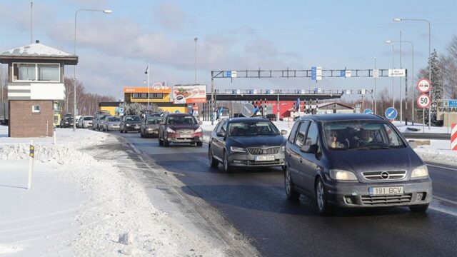 В день независимости Эстонии тысячи автомобилистов уехали за алкоголем в Латвию