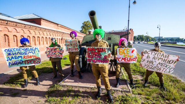 Антивоенные активисты «захватили» Артиллерийский музей в Петербурге. Фоторепортаж