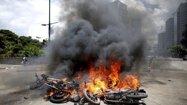 В Венесуэле на пути полицейской мотоколонны взорвалась бомба