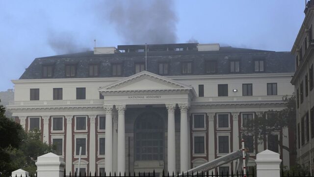 В Кейптауне загорелось здание парламента ЮАР. Есть вероятность обрушения
