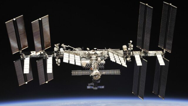 Экипаж МКС укрылся в кораблях из-за угрозы столкновения с космическим мусором