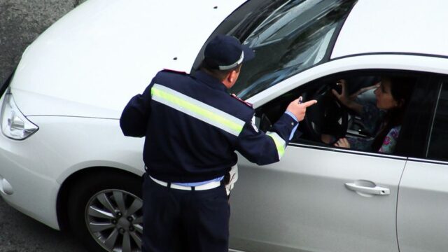 В Туркмении женщинам запретили водить даже белые машины