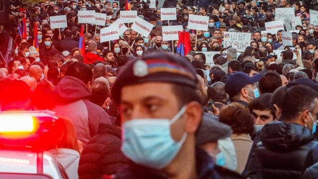 Оппозиция требует отставки премьера, Пашинян не собирается уходить: как Армения справляется с кризисом после войны в Карабахе