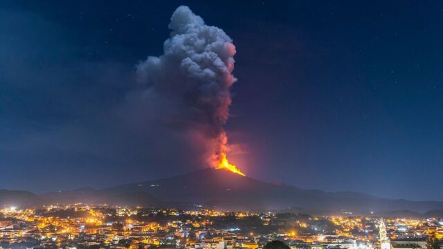 На Сицилии произошло извержение вулкана Этна: фотогалерея