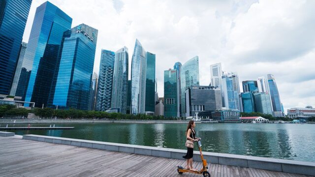 Власти Сингапура запретили ездить на электросамокатах по тротуарам