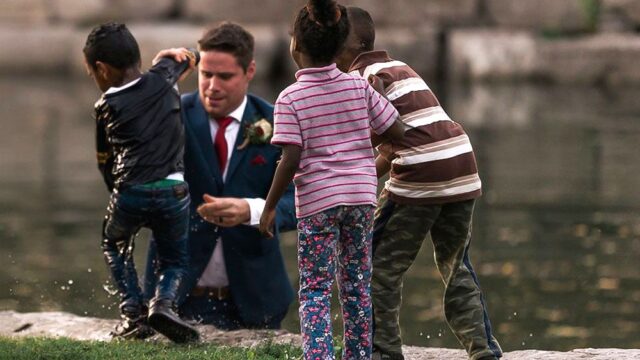 В Канаде жених во время свадебной фотосессии прыгнул в реку, чтобы спасти тонущего ребенка