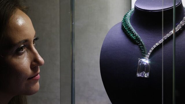 На аукционе в Женеве продали бриллиант весом в 163 карата