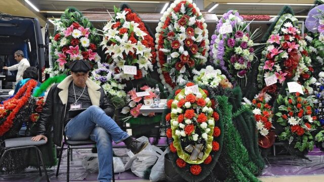 Путин поручил правительству сделать похороны для россиян доступнее
