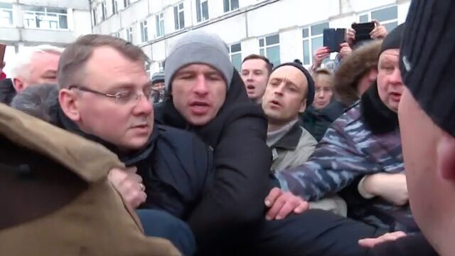 Во время протестов главу Волоколамского района ударили по голове