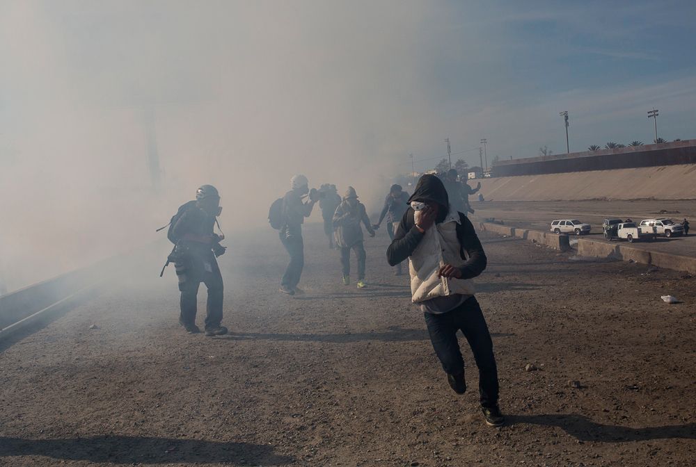 Американские пограничники применили слезоточивый газ против мигрантов на границе с Мексикой