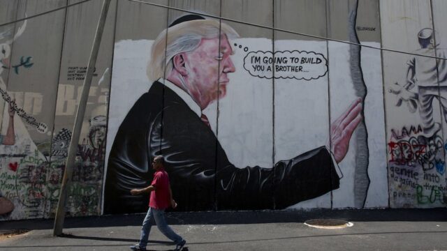 На стене между Израилем и Палестиной появились граффити с Трампом. По стилю похоже на Бэнкси