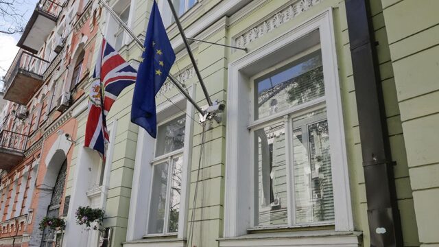 Великобритания вслед за США эвакуирует дипломатов с Украины. Что говорят в ЕС