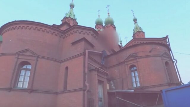 Челябинская полиция начала искать подростков, которые залезли на крышу храма