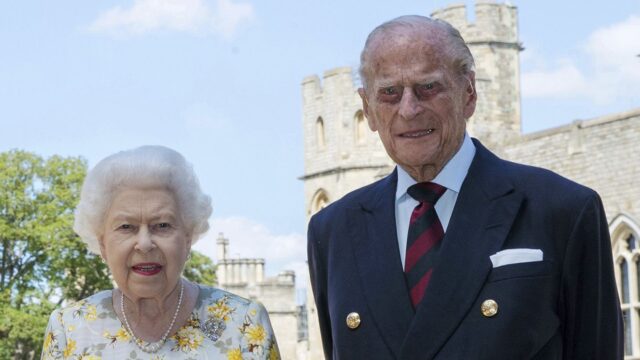 Королева Великобритании и ее супруг привились от коронавируса