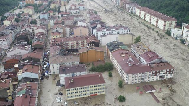 Число жертв наводнений и оползней в Турции выросло до 27 человек