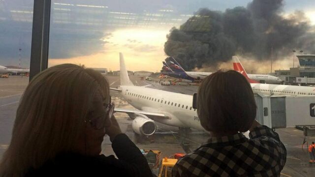 В Шереметьеве самолет совершил аварийную посадку, погиб 41 человек
