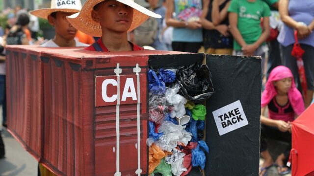 Родриго Дутерте потребовал от Канады забрать тонны мусора, которые она отправила на Филиппины