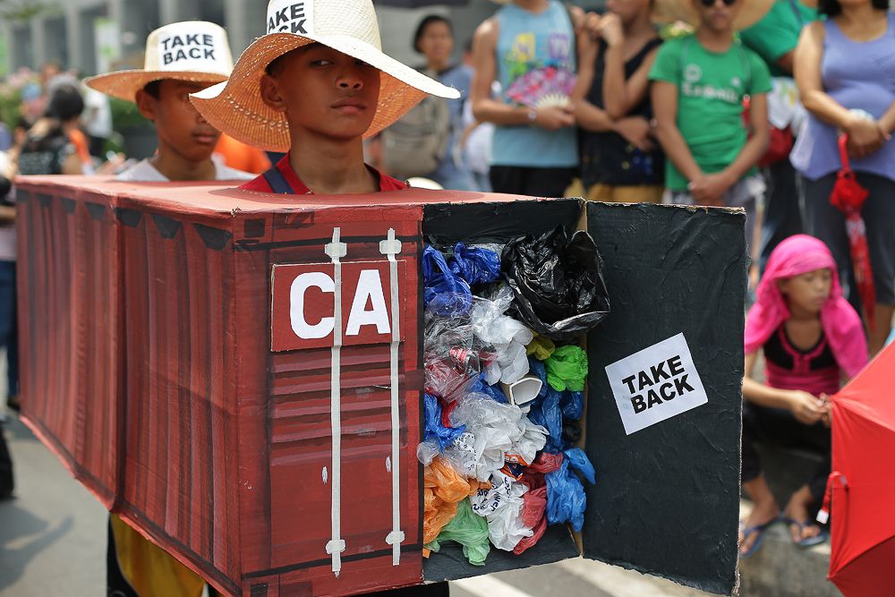 Родриго Дутерте потребовал от Канады забрать тонны мусора, которые она отправила на Филиппины