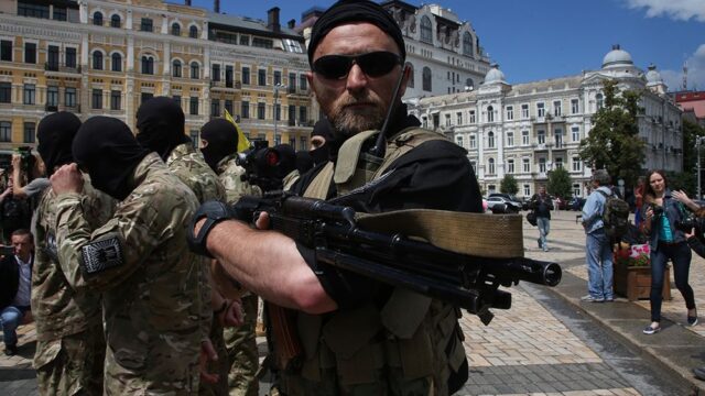 Украинским военным разрешили носить усы и бороды, если они помещаются в противогаз