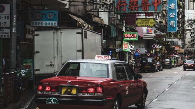 В Китае пьяный пассажир случайно заплатил за поездку в такси 100 раз
