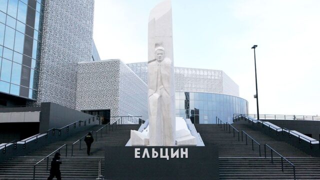 Активисту, который пытался поджечь памятник Ельцину в Екатеринбурге, дали год исправительных работ