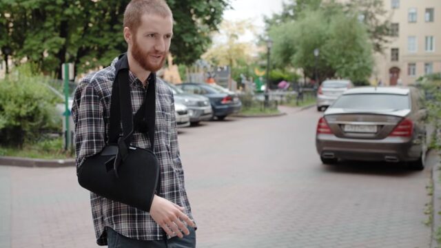 Корреспондента «Медиазоны» оштрафовали за неповиновение полицейскому, который сломал ему руку