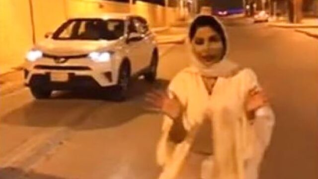 Саудовская телеведущая бежала из страны после начала расследования о ее нескромной одежде