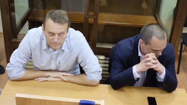 Суд продлил Навальному испытательный срок на один год