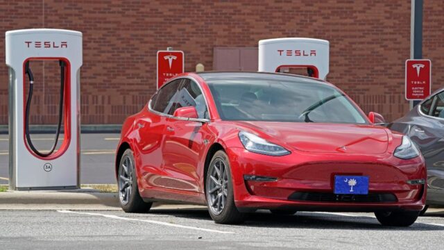 В США регулятор начал проверку из-за жалоб на неполадки в машинах Tesla