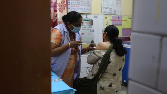 Индийский экспертный комитет по лекарствам одобрил вакцину «Спутник V»