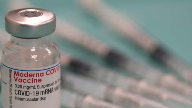 Moderna в 2022 году выпустит специальную вакцину от «омикрон»-штамма коронавируса