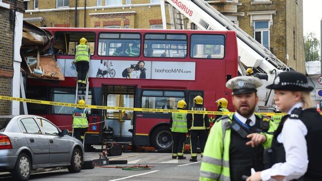 В Лондоне двухэтажный автобус врезался в магазин