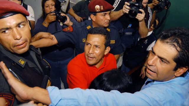 Суд выдал ордер на арест экс-президента Перу и его жены. Они сдались властям