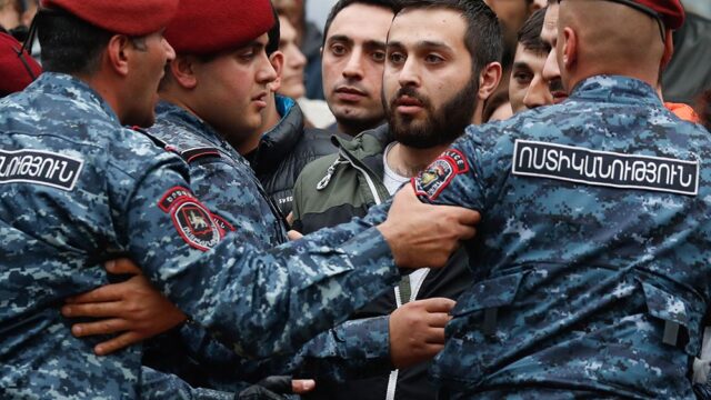 В Ереване полиция задержала 70 протестующих