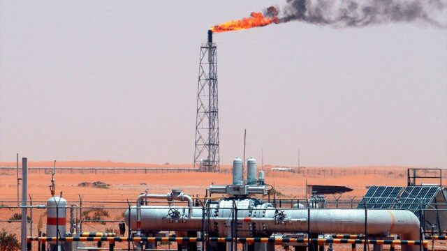 Саудовская Аравия в два раза сократила добычу нефти после атаки дронов