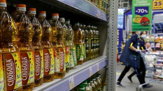 Правительство России решило продлить заморозку цен на сахар и масло