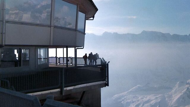 В горах Швейцарии спасатели эвакуировали 400 человек на вертолетах из-за поломки фуникулера