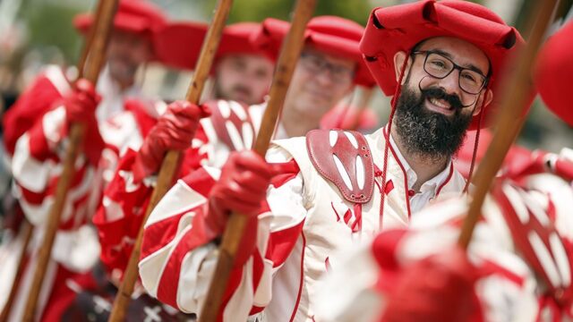 На западе Швейцарии открылся винный фестиваль, который проводят раз в поколение: фотогалерея