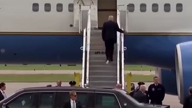 Трамп поднялся в самолет с прилипшей к ботинку туалетной бумагой