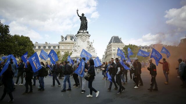 В Париже больше 20 тысяч полицейских вышли на акцию протеста