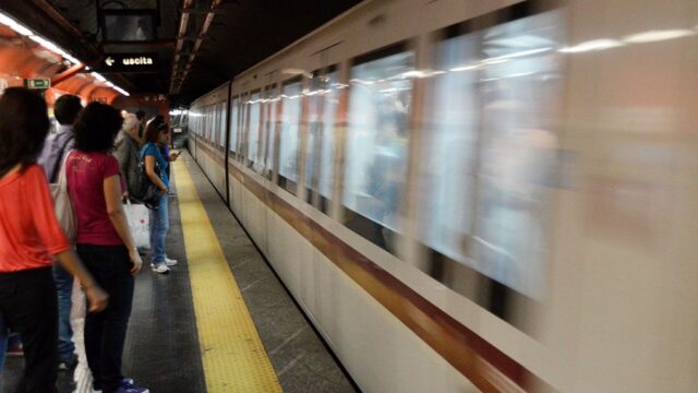 Поезд протащил женщину по платформе в римском метро