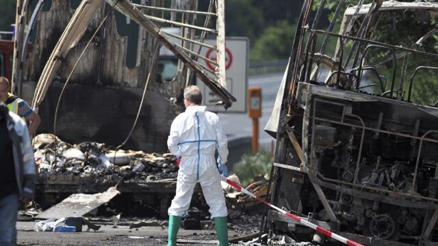 Спасатели извлекли 11 тел из сгоревшего в Баварии автобуса. Еще несколько человек ищут