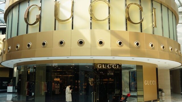 Сотрудники обвинили Gucci и Louis Vuitton в сговоре