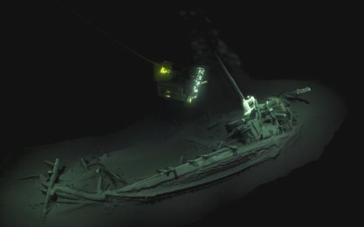 Археологи нашли в Черном море древнейшее целое судно