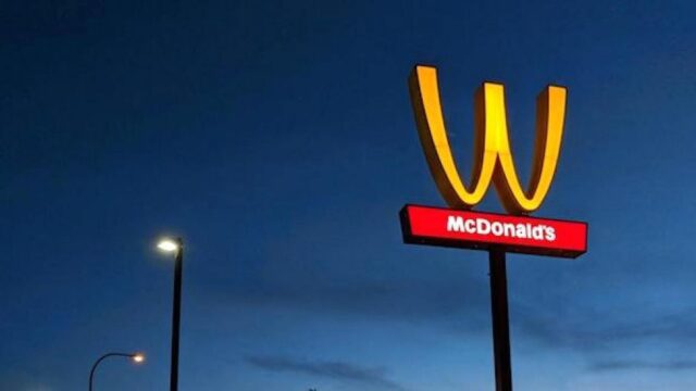 McDonald’s поменял логотип в честь Международного женского дня
