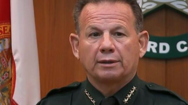 Во Флориде уволился полицейский, который охранял школу и не вмешался, когда началась стрельба